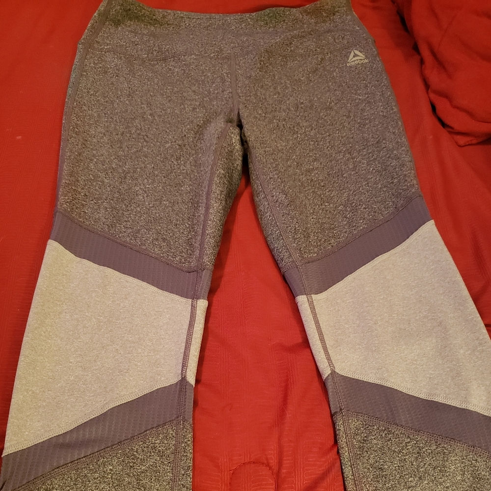 Ladies gray Reebok workout/yoga capri leggings. Great shape. Size small